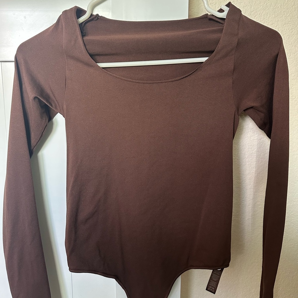 Skims essential long sleeve scoop neck bodysuit in cocoa